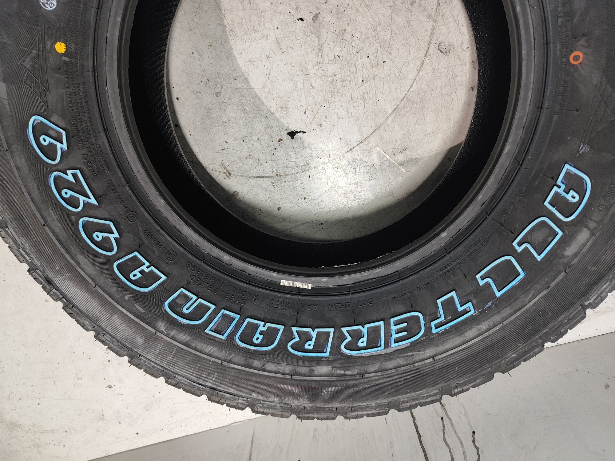 2 pneus novos Aplus 265/70R16 Oferta dos portes