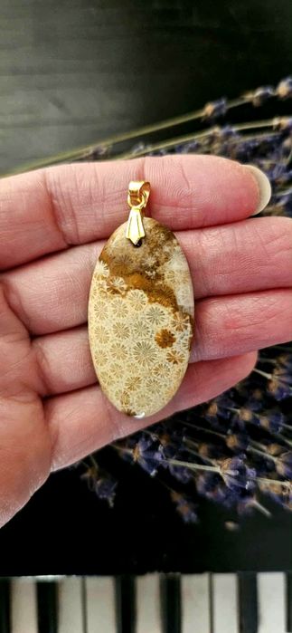 Naturalny amulet skamieniały koral kamień talizman wisiorek naszyjnik