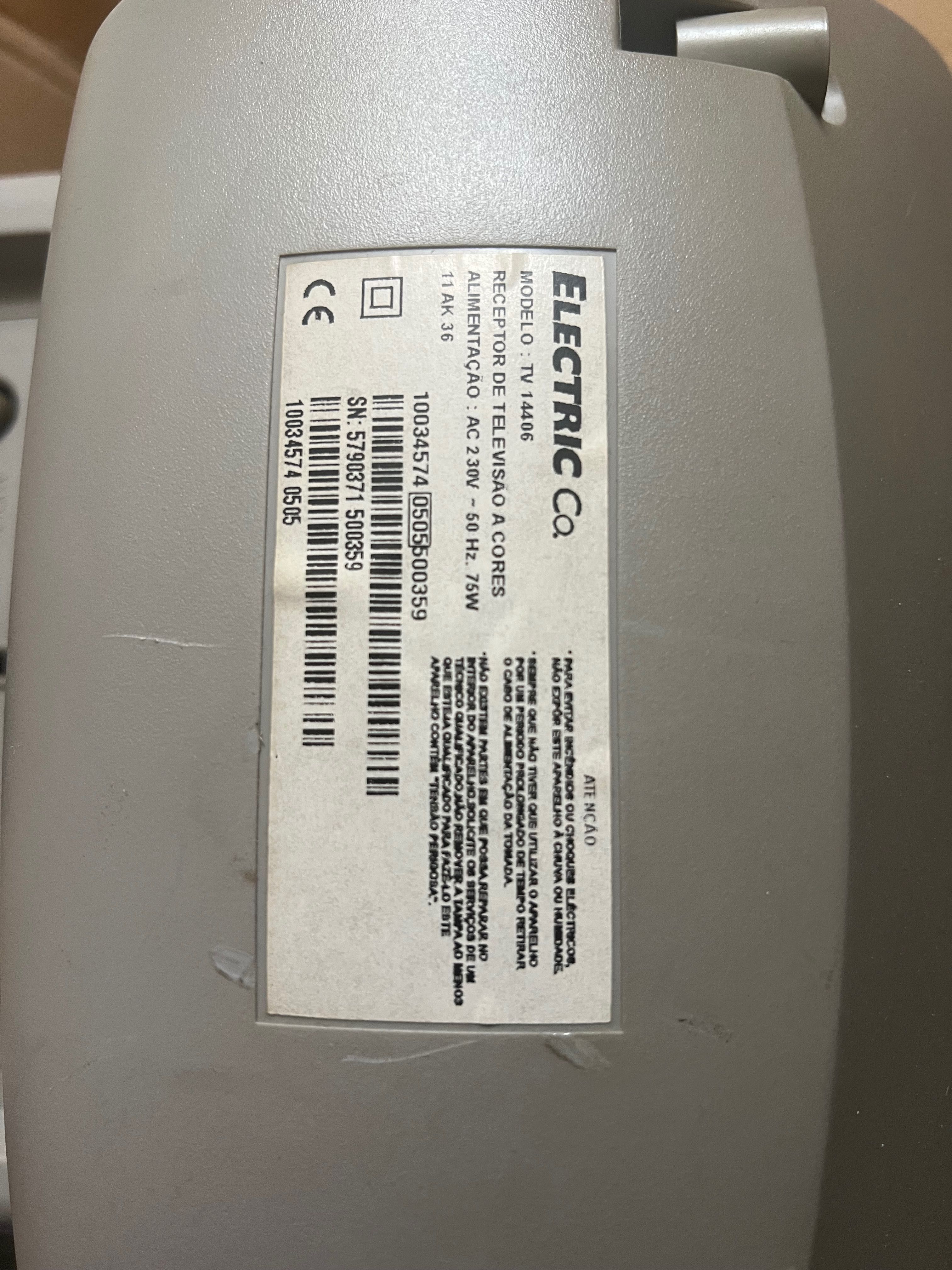 Televisão antiga com comando e caixa