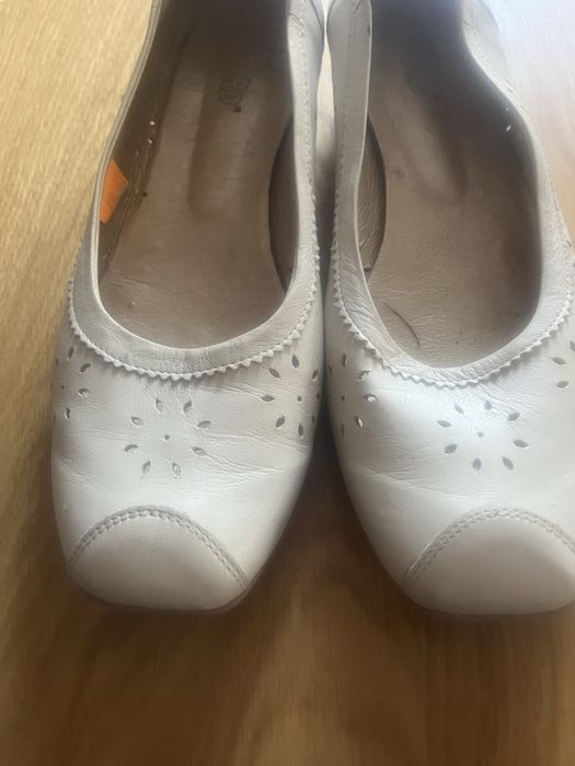 Skórzane czółenka firmy Acord