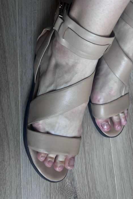 Босоножки кожа 40 размер в идеальоном состоянии