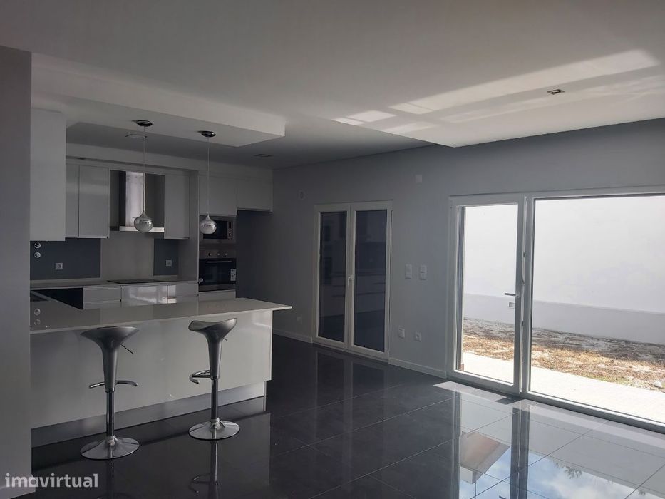 Moradia Isolada Térrea com 4 Ass. Piscina