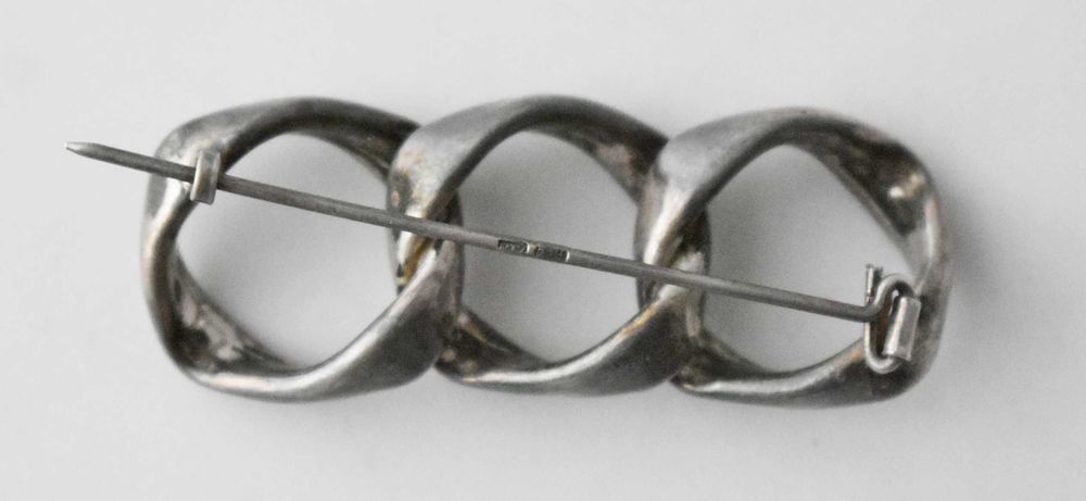 Srebrna ażurowa broszka