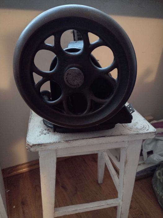 Stara maszyna do szycia do sprzedania.