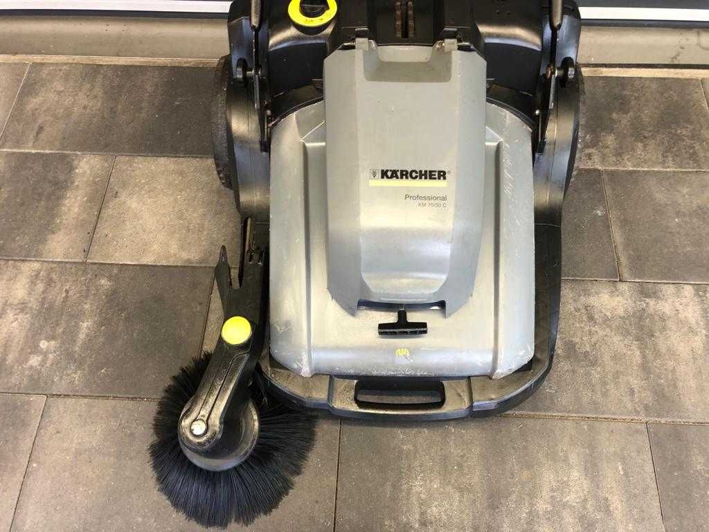 Zamiatarka Karcher KM 70/30 C  - napędzana elektrycznie