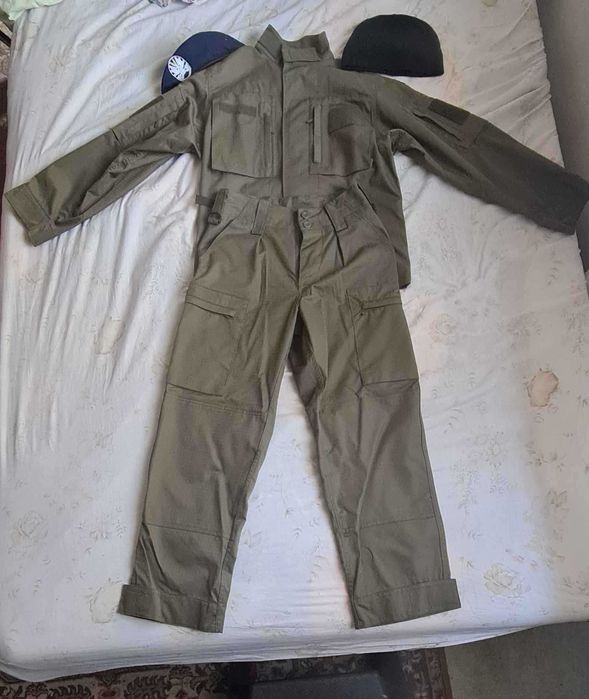 Kompletny mundur OPW (bluza, spodnie, czapka, beret) – stan idealny
