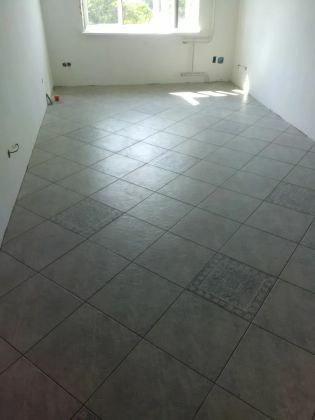 Плиточник, укладання плитки.