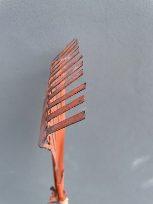 Ancinho de Metal com Cabo em Madeira- para o Relvado