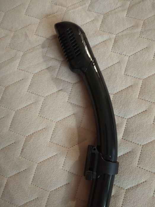 Набір для плавання, який включає маску та трубку