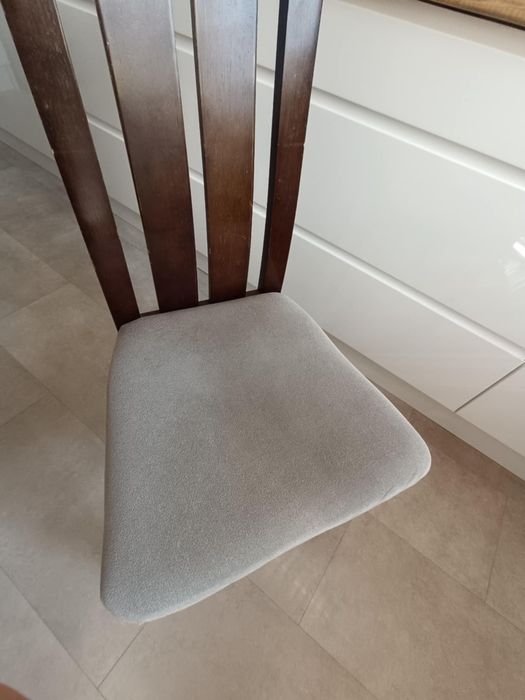 Stół drewniany z 4 krzesłami