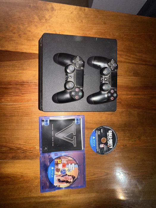 Playstation 4 slim 1 TB  dwa pady