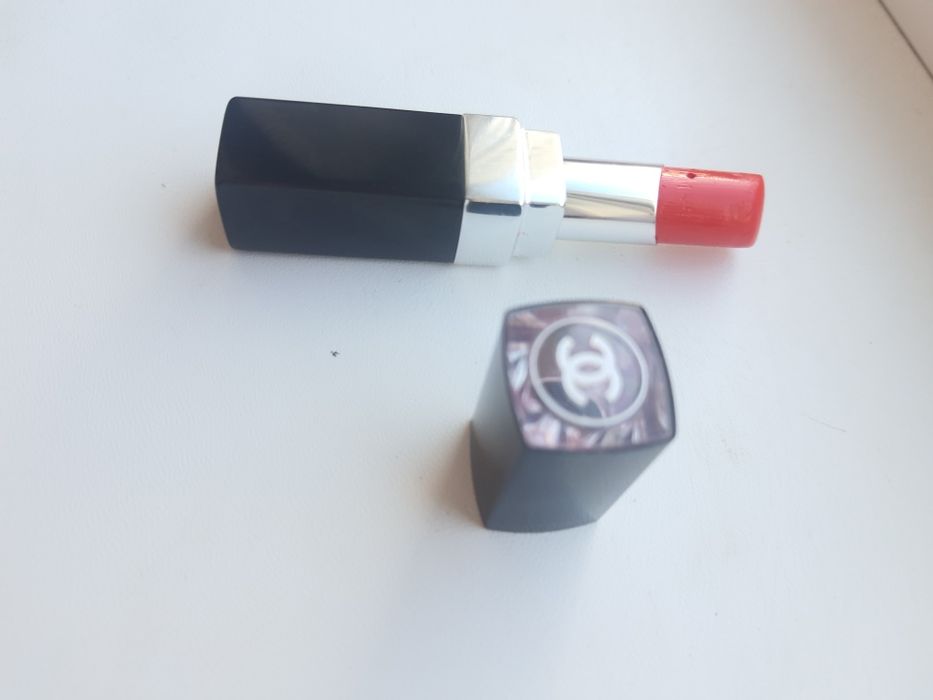 Стійка, зволожуюча  помада Chanel Rouge Coco Bloom.