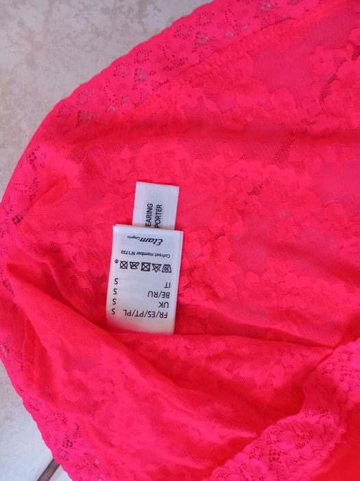 Koronkowa koszulka na cieńkich ramiączkach Etam.