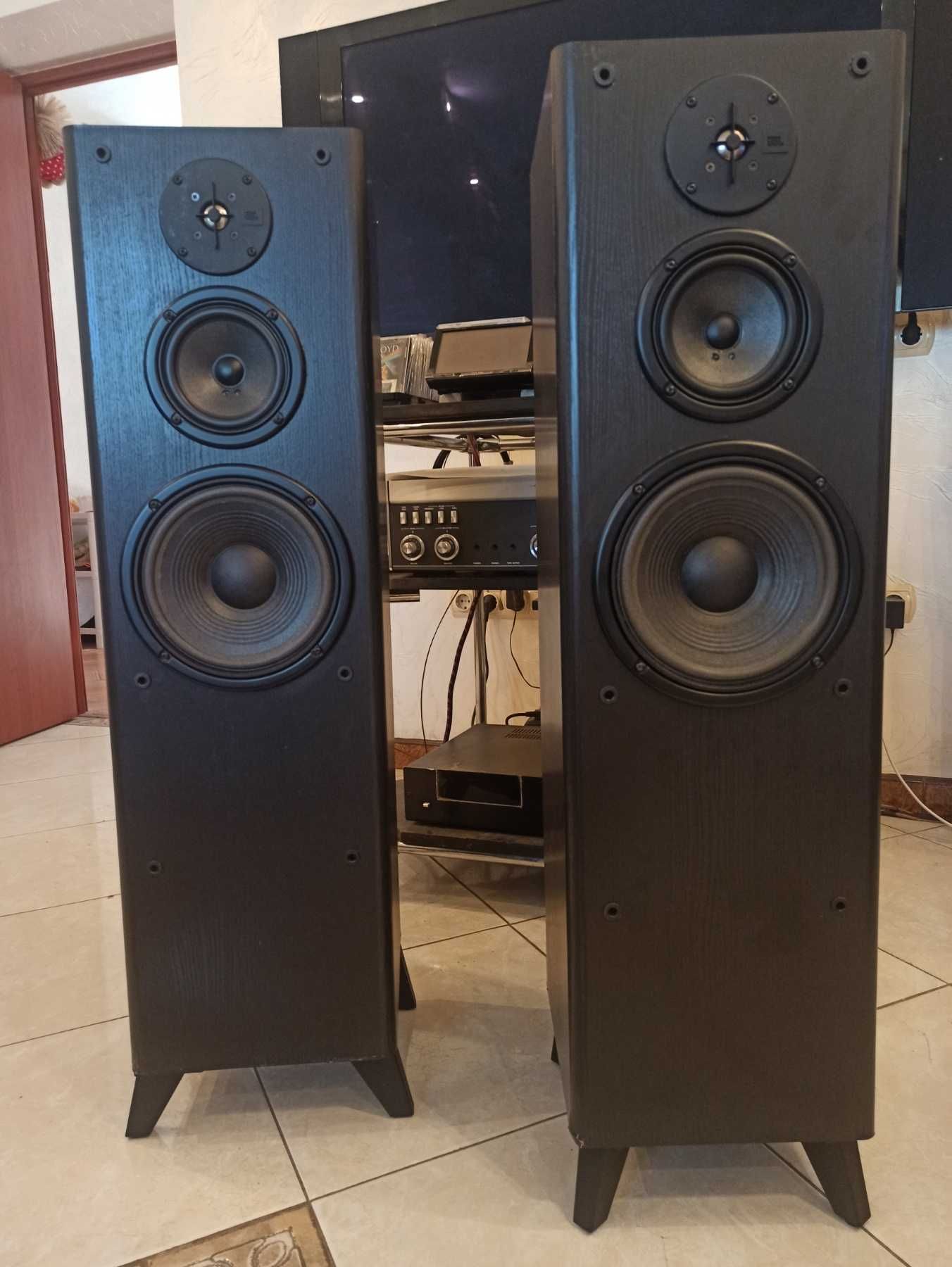 Дуже музичні колонки JBL-LX 800