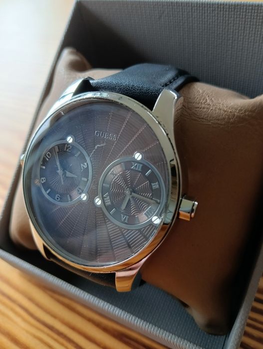 Stylowy zegarek GUESS z podwójną tarczą – elegancja i charakter w każd