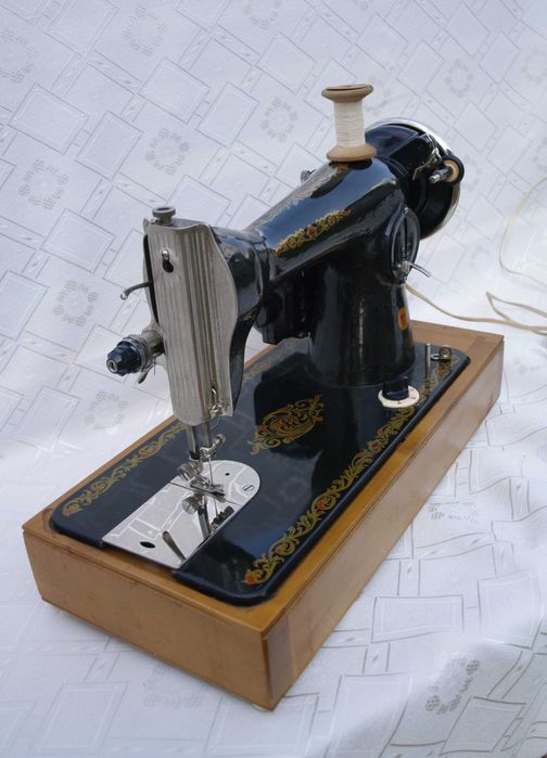 Elektryczna maszyna do szycia z 1984r.