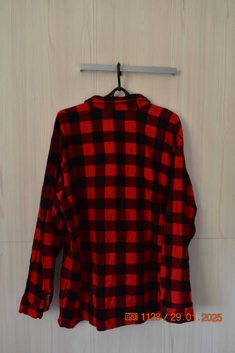 czerwona koszula w krate