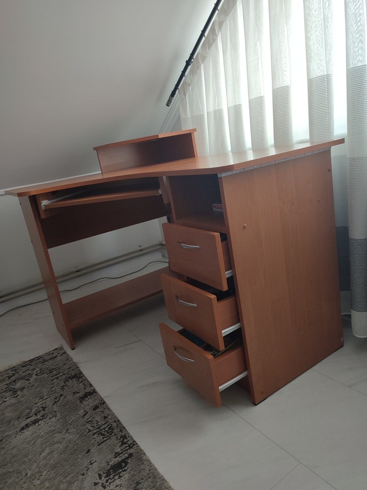 Комп'ютерний стіл