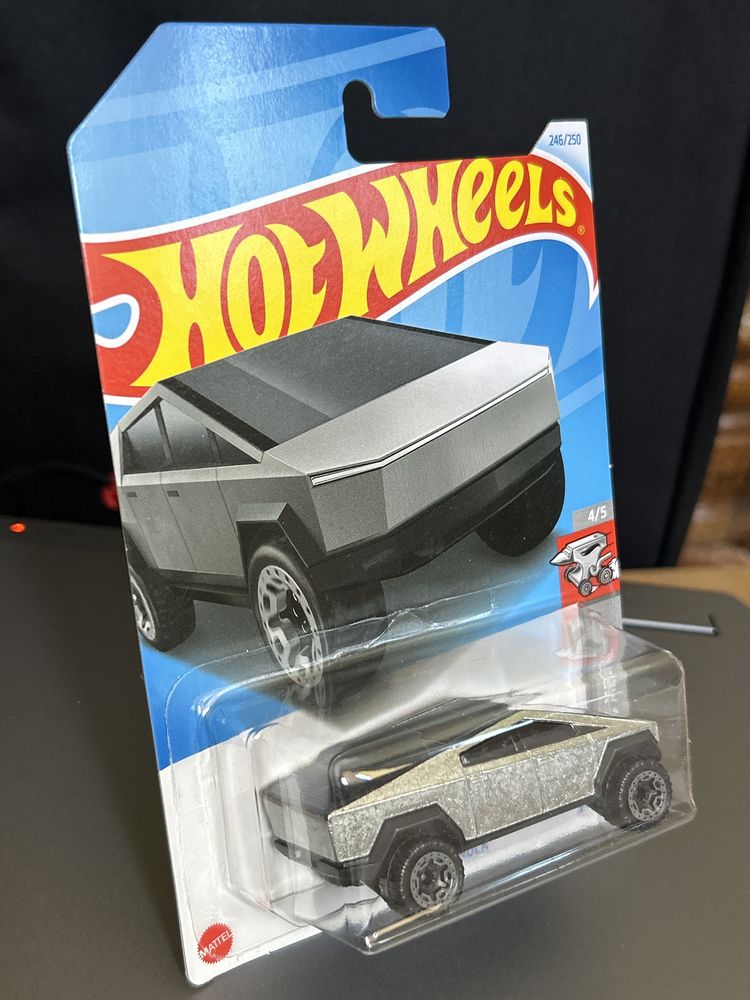 Hot Wheels Tesla Cybertruck (długa karta)
