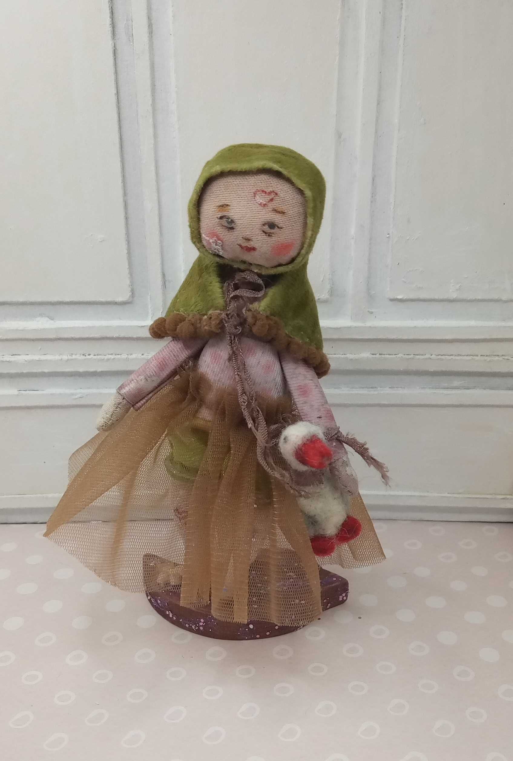 Элоиза, текстильная куколка-примитив с гусенком