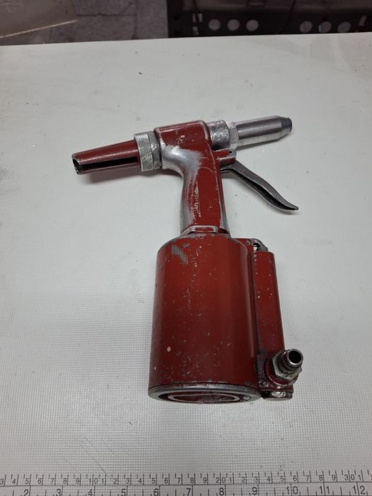 Пневмопистолет закльопочний