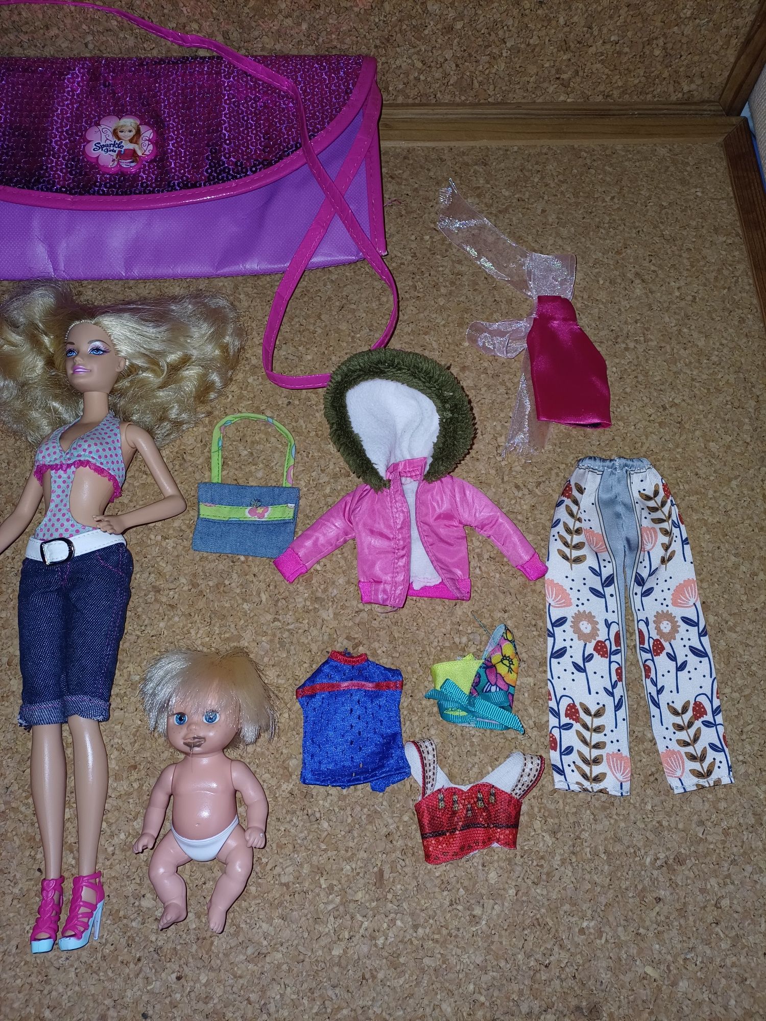 Barbie 2 bonecas + cão + roupas + carteira roupeiro + escova ...