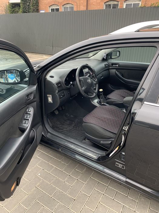 Toyota Avensis 2005 рік