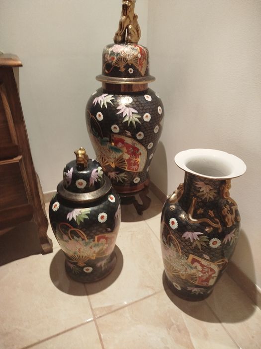 Conjunto de jarrões motivos orientais e com dourado