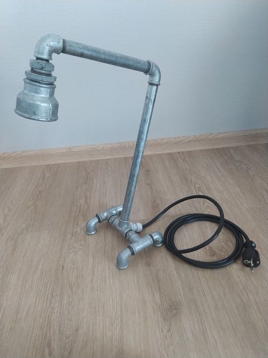 Lampa na biurko DIY z metalowych rurek