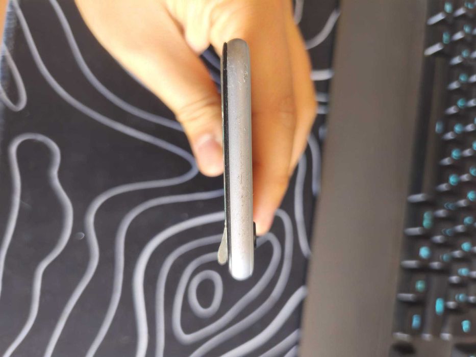 iPhone 8 – 64GB Prateado – Danificado (água + visor partido)