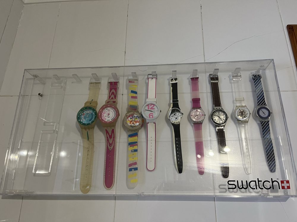 Expositor com 9 relógios Swatch