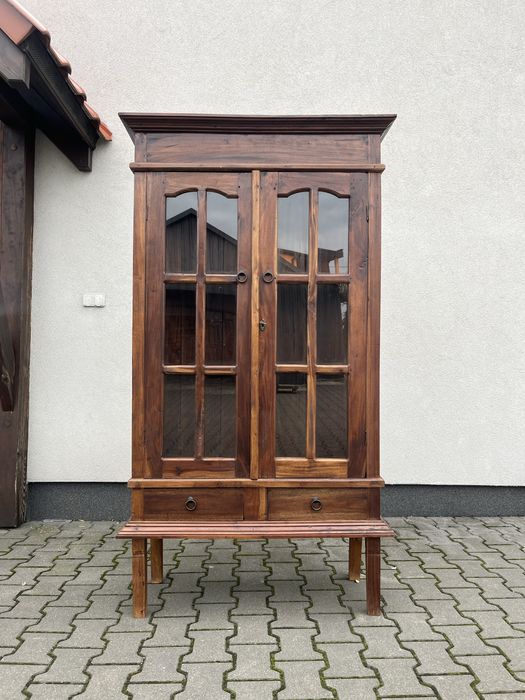 Kolonialna witryna z drewna tekowego