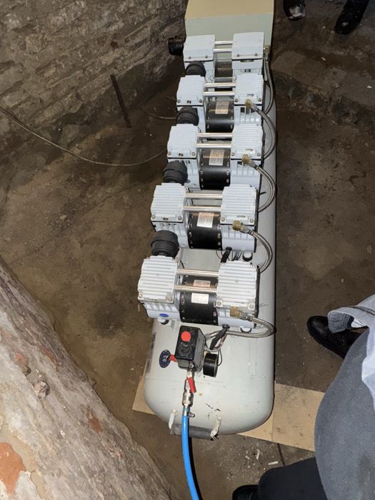 Конпресор безмасляный 900л мин 200 лит ресивер