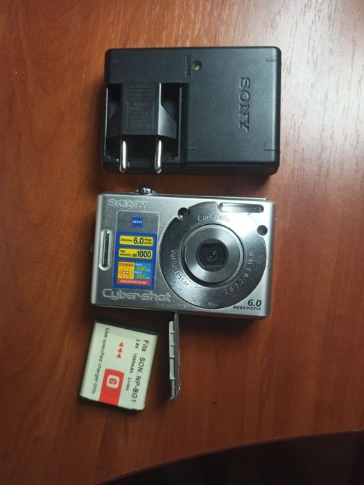 Продам цифровий фотоапарат SONU,із зарядним пристроєм.