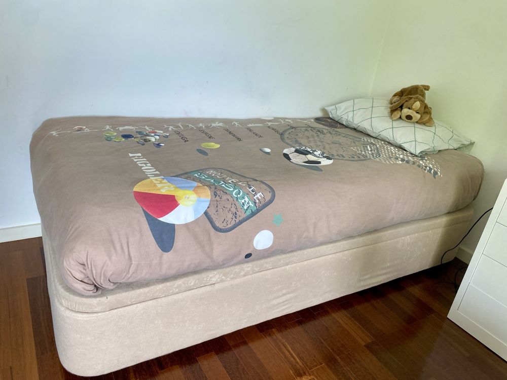 Cama de solteiro com arrumos