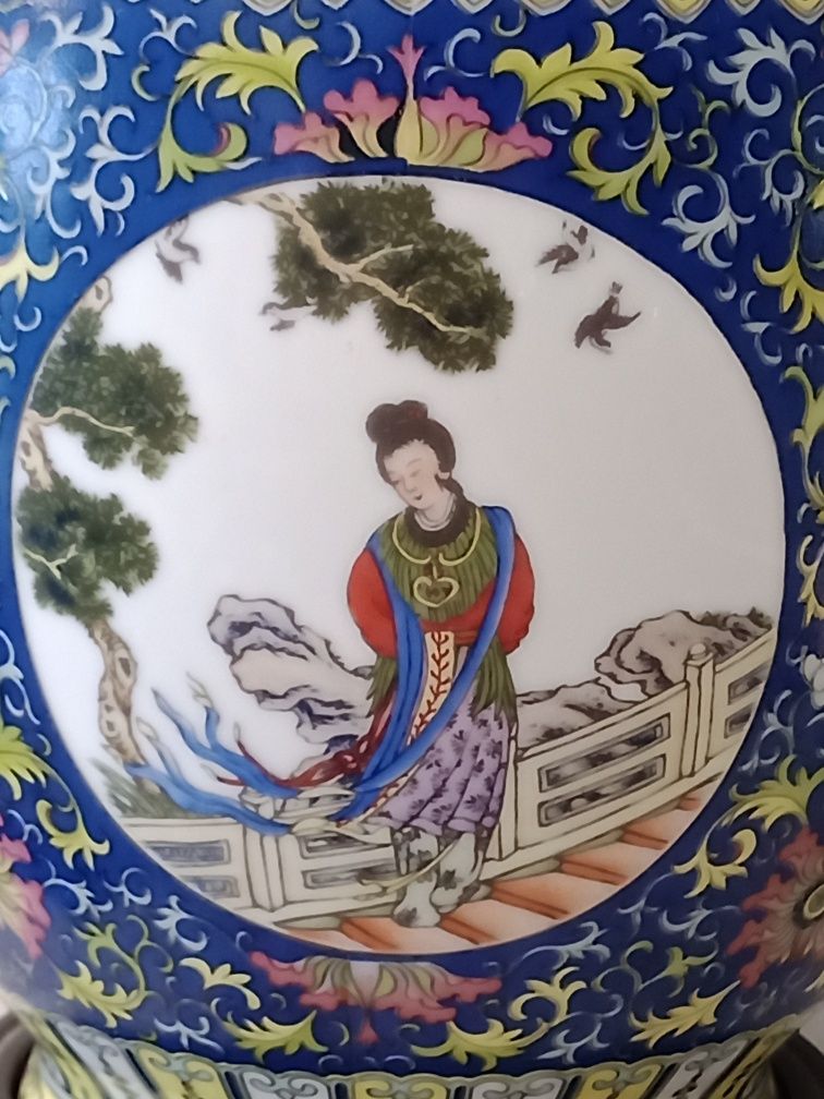 Jarra em porcelana chinesa com motivos florais