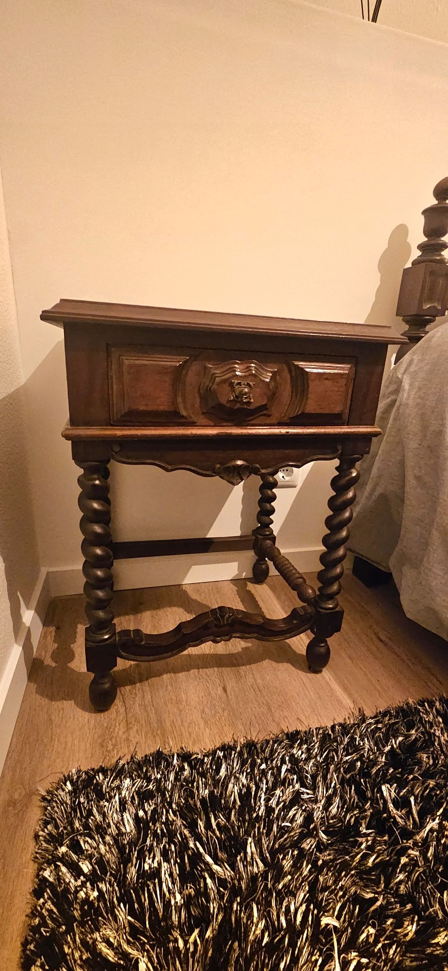 Cama de casal antiga com mesas de cabeceira