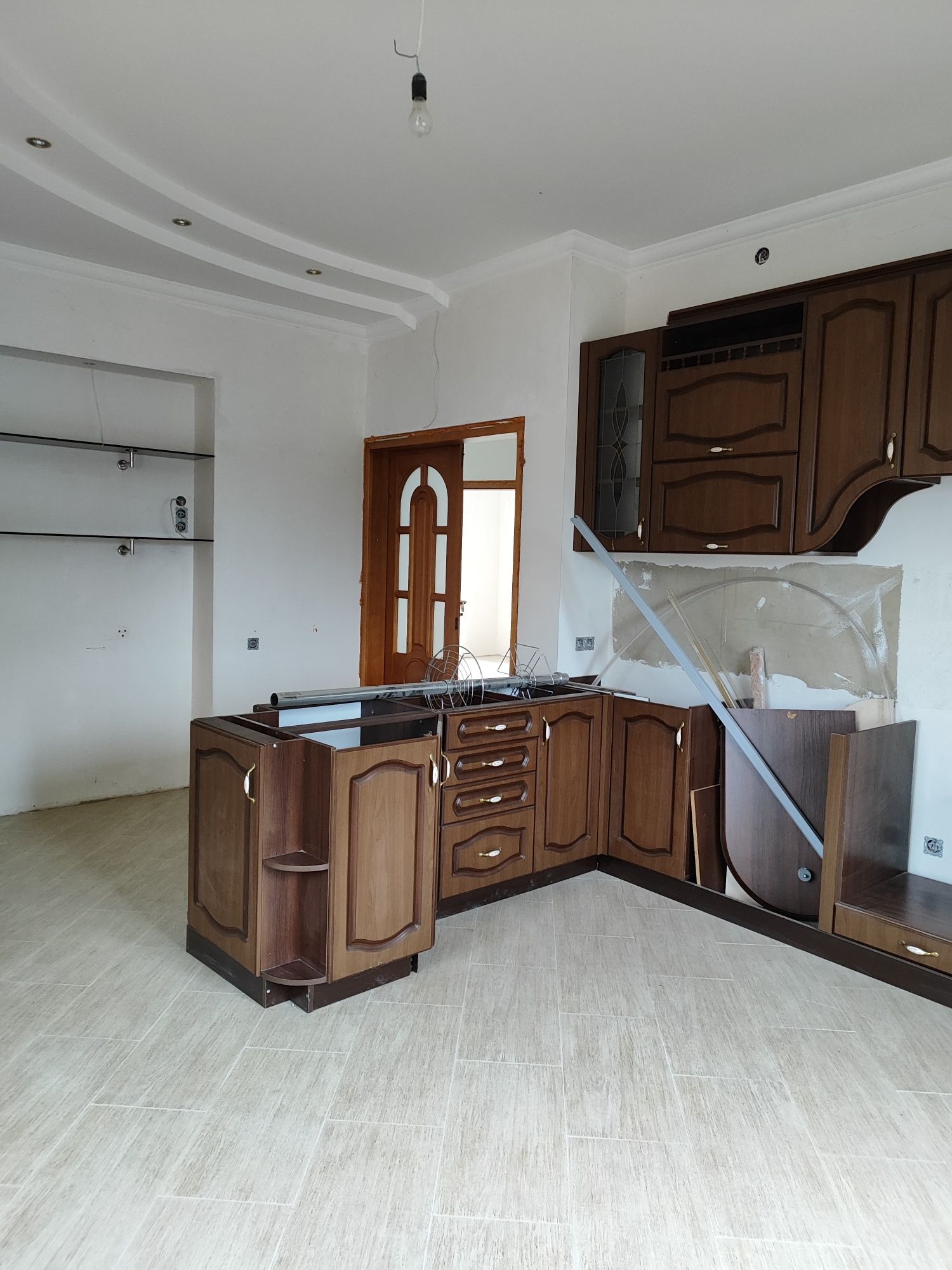 Новий котедж з власним басейном та свердловиною