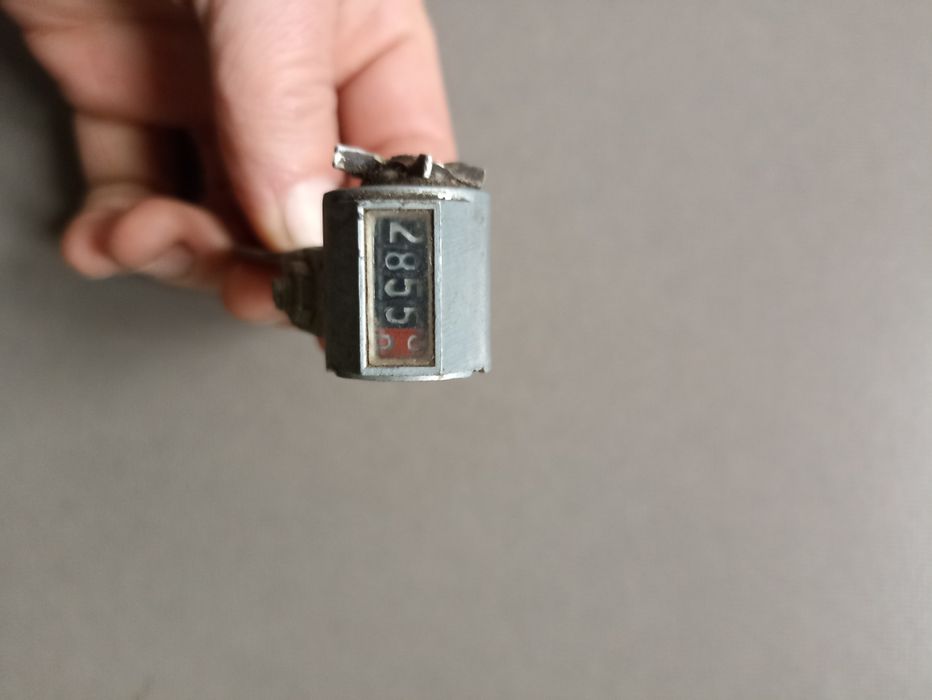 Stary mechaniczny licznik CCCP z PRL-u