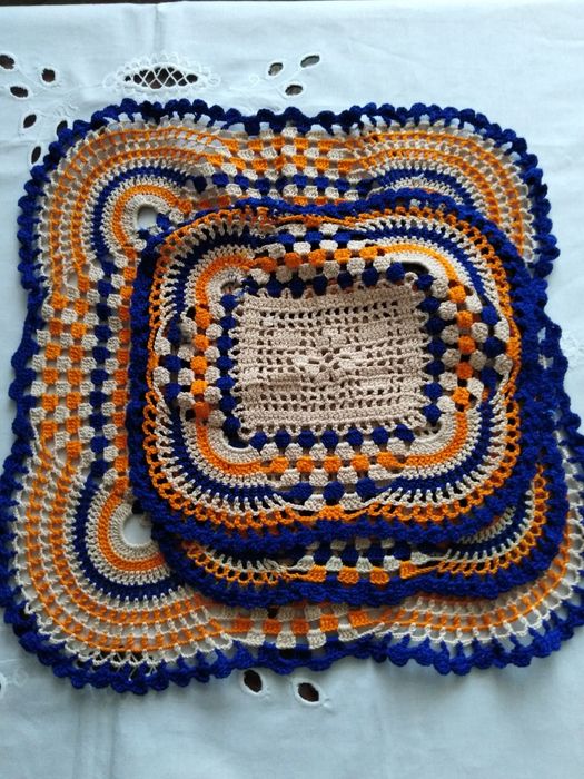 Zestaw serwetek robione na szydełku.