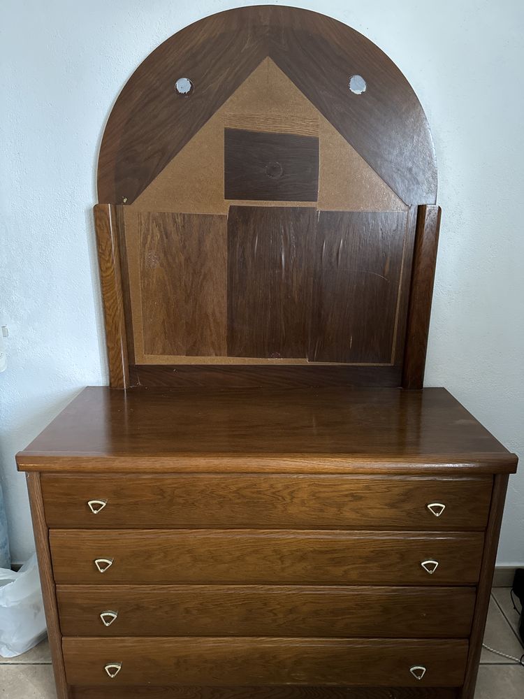 Quarto usado com cama, cómoda e 2 mesas cabeceira