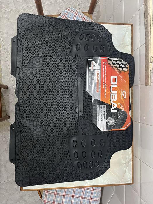 Conjunto de tapetes de borracha para carro novo
