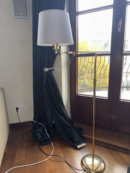 Lakpa podłogowa złota: nowoczesna, elegancka z regulowanym ramieniem