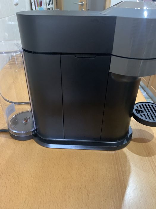 Máquina Café Nespresso Vertuo cinzenta
