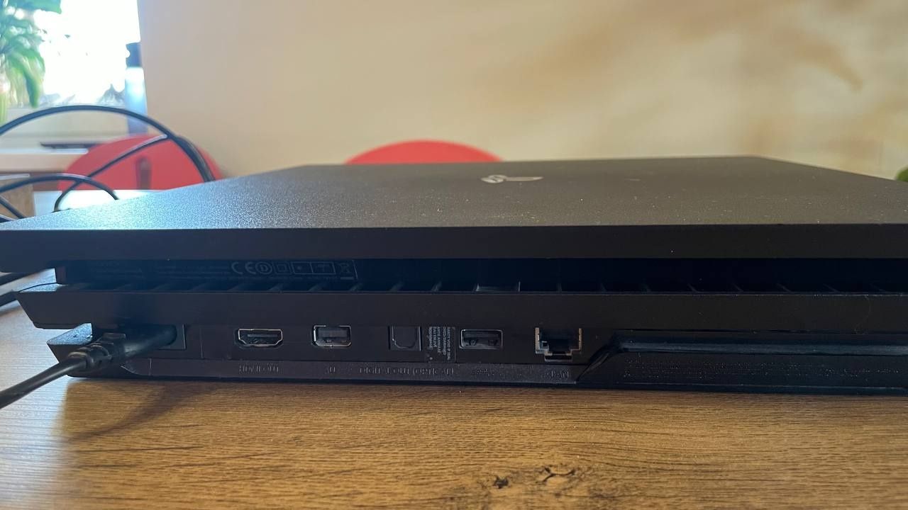 Sony PlayStation 4 Pro 1TB. У гарному стані.