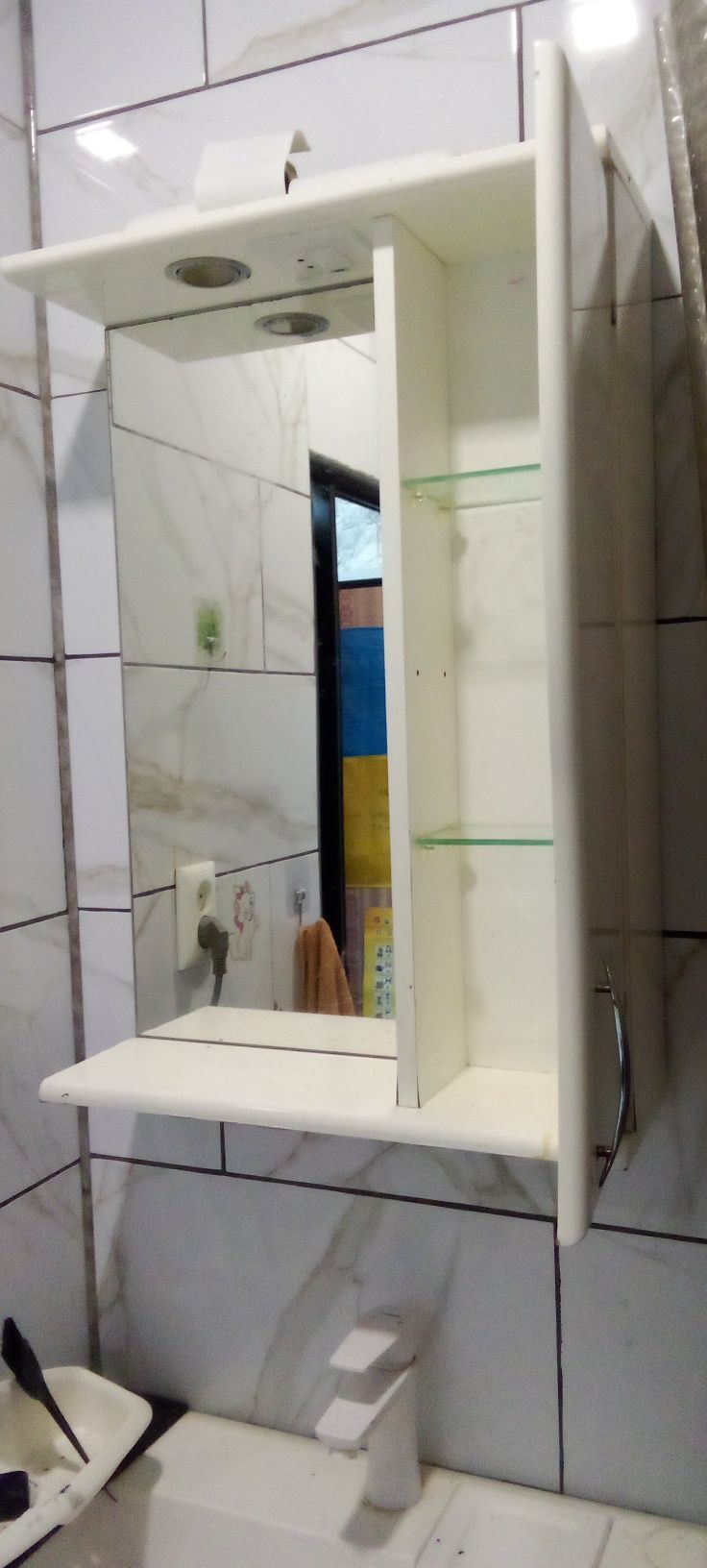 Шафка настінна у ванну кімнату із дзеркалом