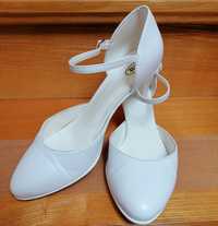 Buty ślubne białe roz 39
Firmy WITT
Rozmiar 39
Długość wkładki 26 cm
W