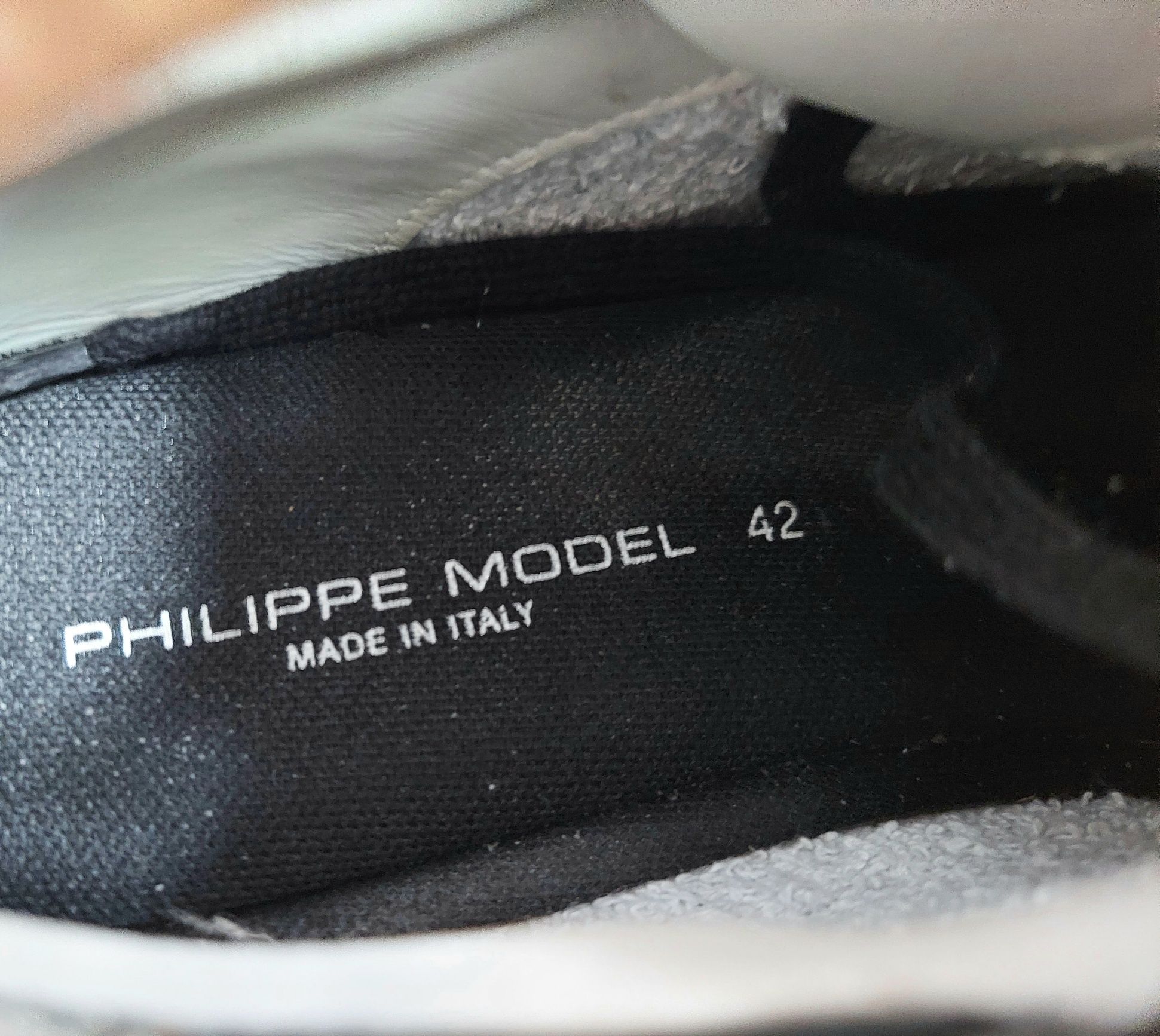 Кросовки фірми Philipp Model оригінал 

Розмір по бірці:  EURO 42

Зам