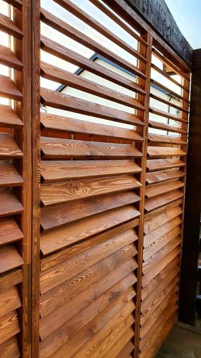 Żaluzje regulowane tarasowe ruchome deseczki drewniane na taras balkon