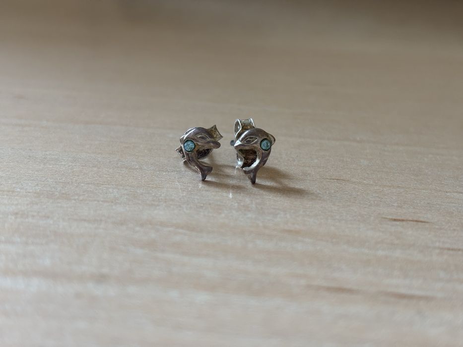 Srebrne kolczyki z cyrkoniami delfinki